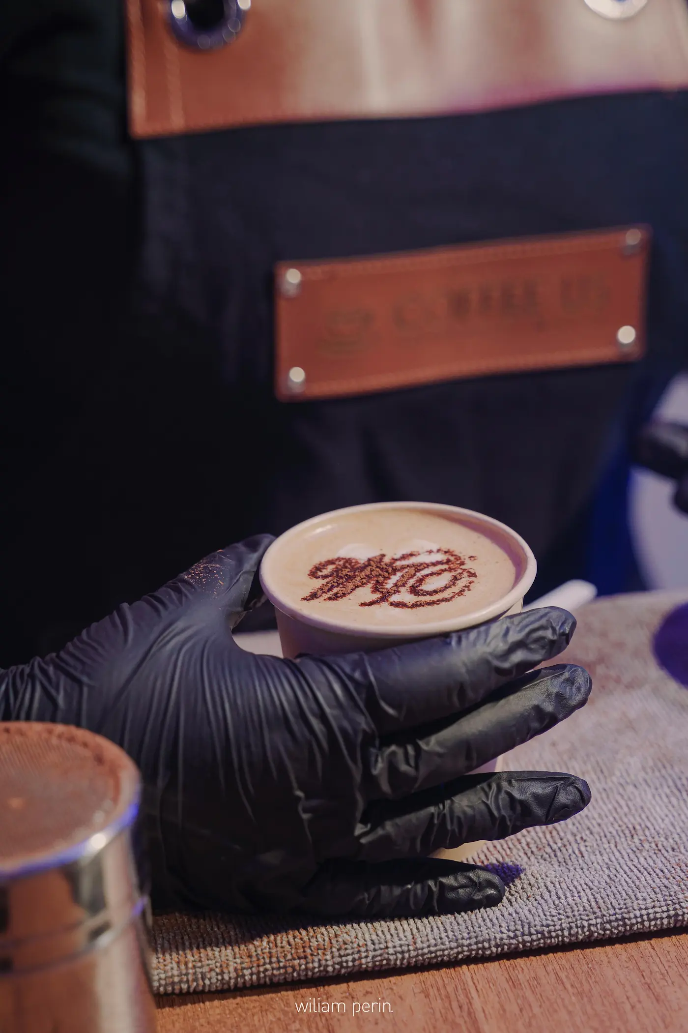 Barista sorrindo com café