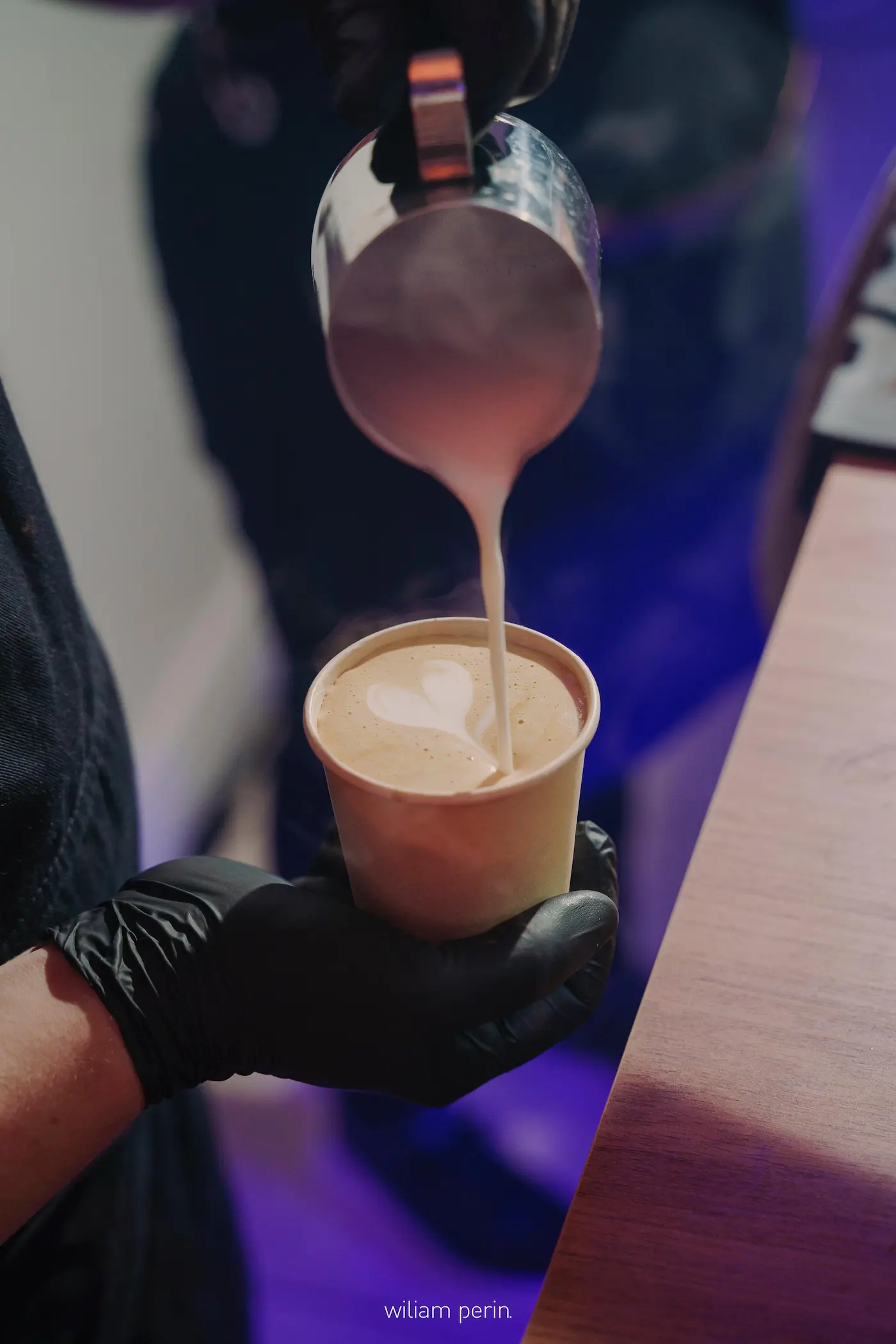 Barista tampando porta-filtro