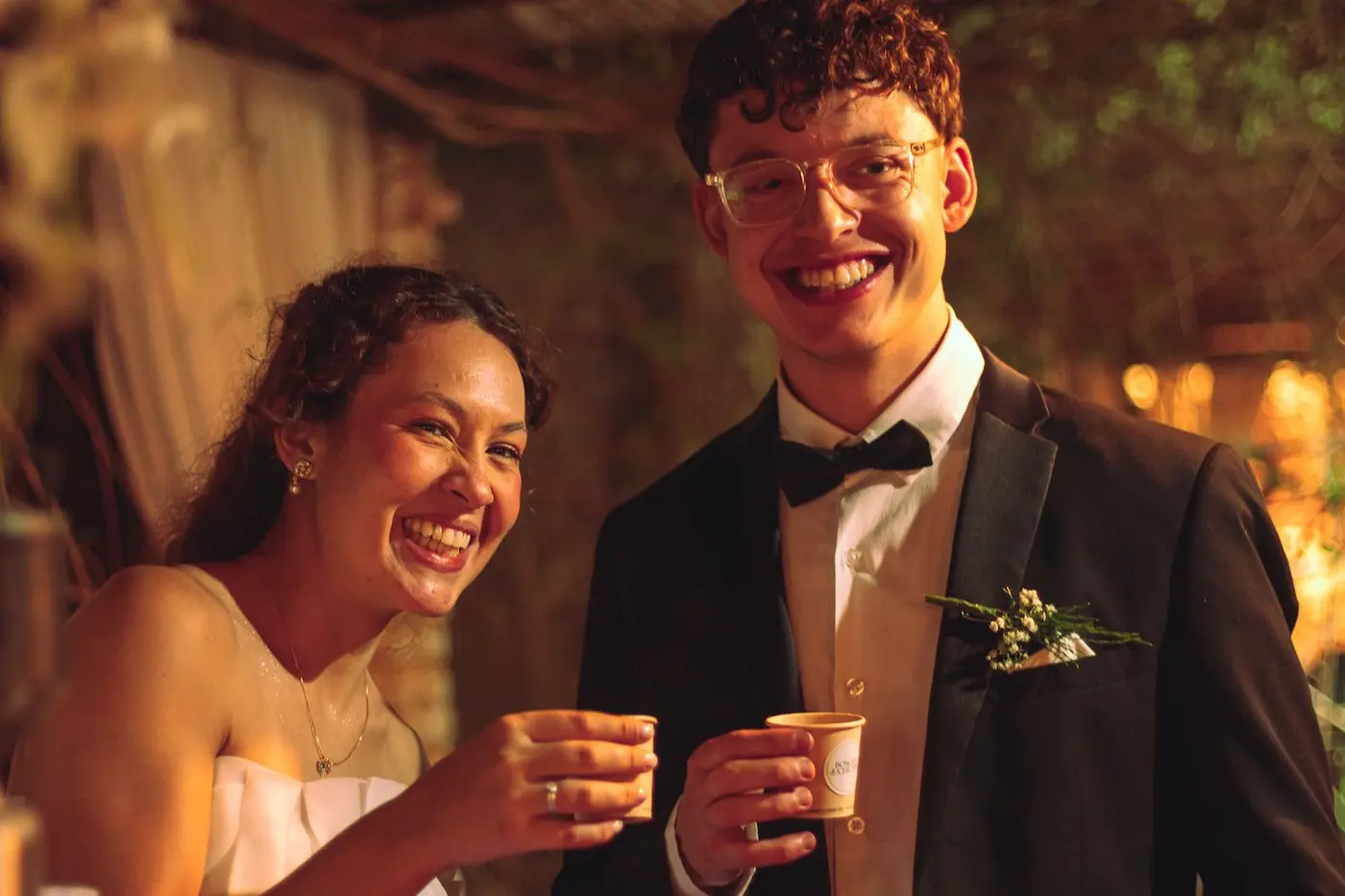 Noivos Ana e Guilherme com café