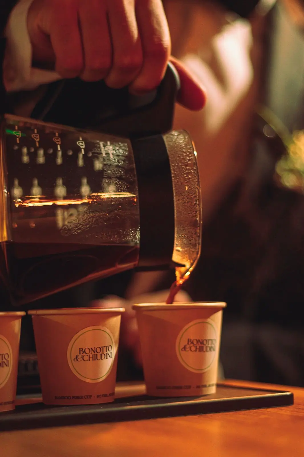 Noivos e equipe preparando café