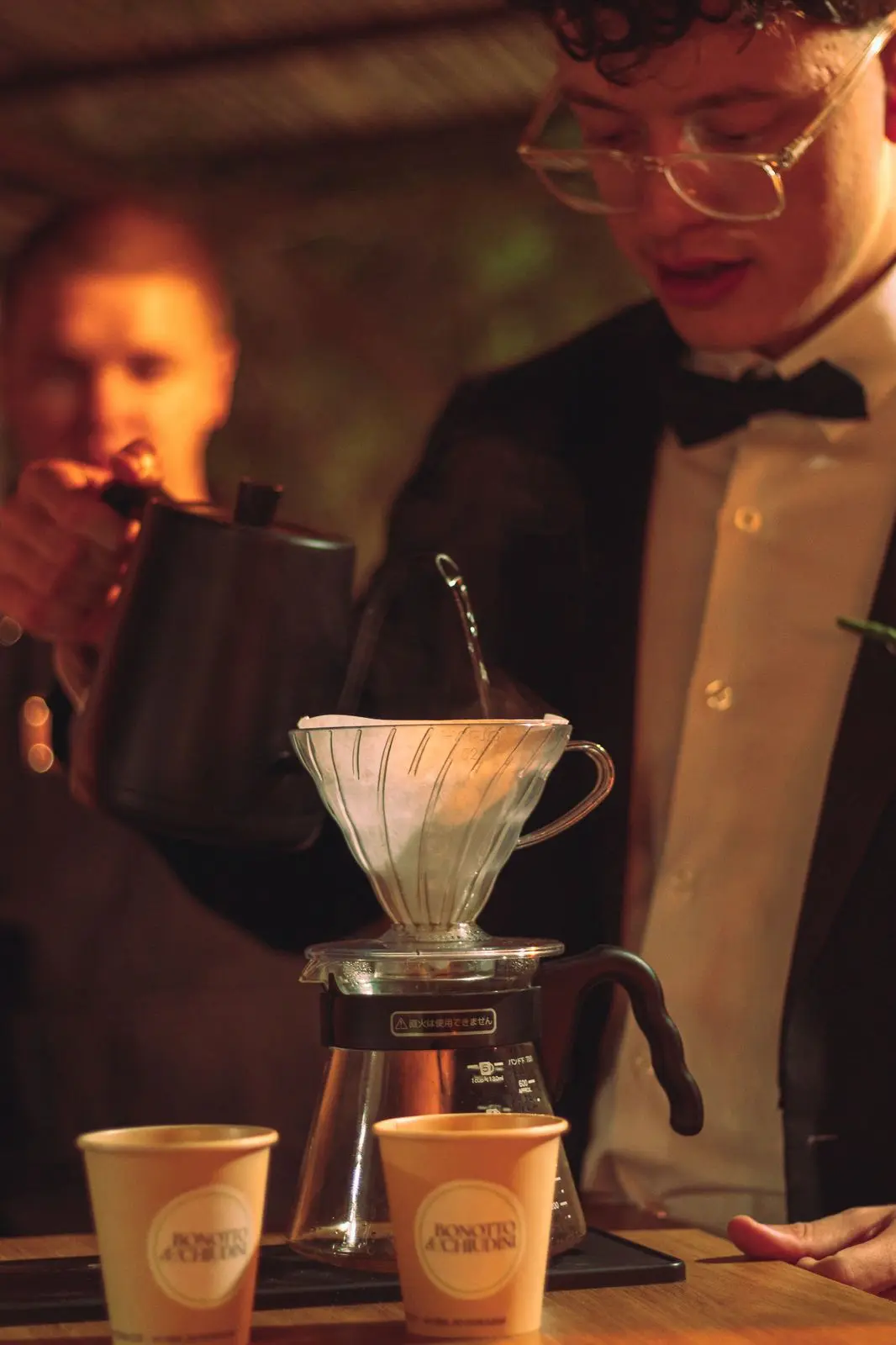 Servindo café passado nos copos