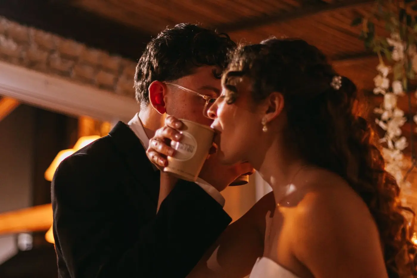 Noivos Ana e Guilherme com café